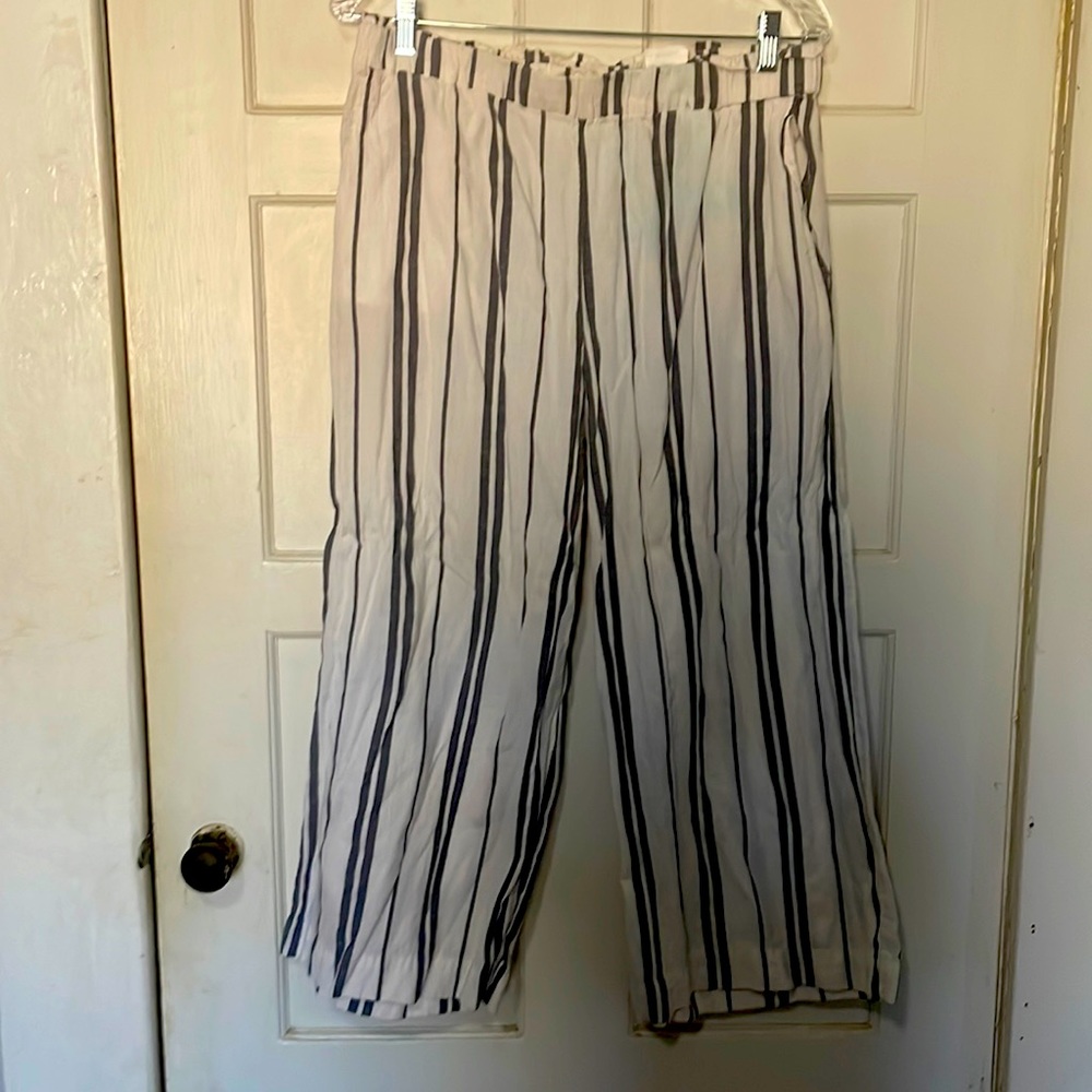 H&M Women’s size large gray and white striped linen pants
